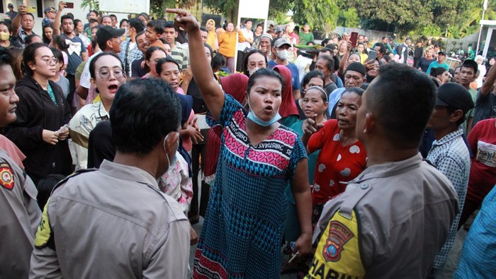 Sejumlah warga melakukan aksi penolakan kedatangan imigran Rohingya di Kantor Camat Pantai Labu, Kabupaten Deli Serdang, Sumatera Utara, Kamis (24/10/2024). Ratusan warga yang menolak itu meminta agar 152 imigran Rohingnya tersebut dipindahkan dari daerah mereka. ANTARA FOTO/Yudi Manar/tom.
