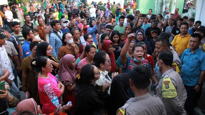 Sejumlah warga melakukan aksi penolakan kedatangan imigran Rohingya di Kantor Camat Pantai Labu, Kabupaten Deli Serdang, Sumatera Utara, Kamis (24/10/2024). Ratusan warga yang menolak itu meminta agar 152 imigran Rohingnya tersebut dipindahkan dari daerah mereka. ANTARA FOTO/Yudi Manar/tom.