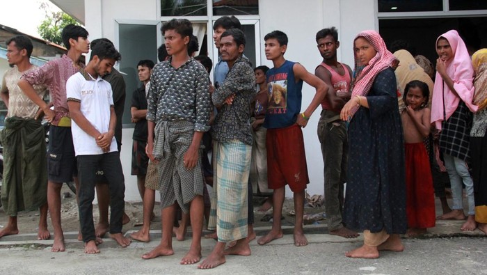 Warga Tolak 152 Imigran Rohingya yang Terdampar di Deli Serdang Sejumlah warga melakukan aksi penolakan kedatangan imigran Rohingya di Kantor Camat Pantai Labu, Kabupaten Deli Serdang, Sumatera Utara, Kamis (24/10/2024). Ratusan warga yang menolak itu meminta agar 152 imigran Rohingnya tersebut dipindahkan dari daerah mereka. ANTARA FOTO/Yudi Manar/tom.