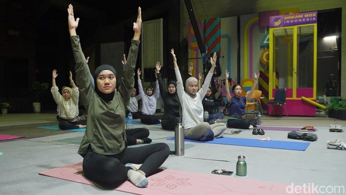 Yoga memiliki banyak manfaat untuk kesehatan baik secara fisik maupun mental