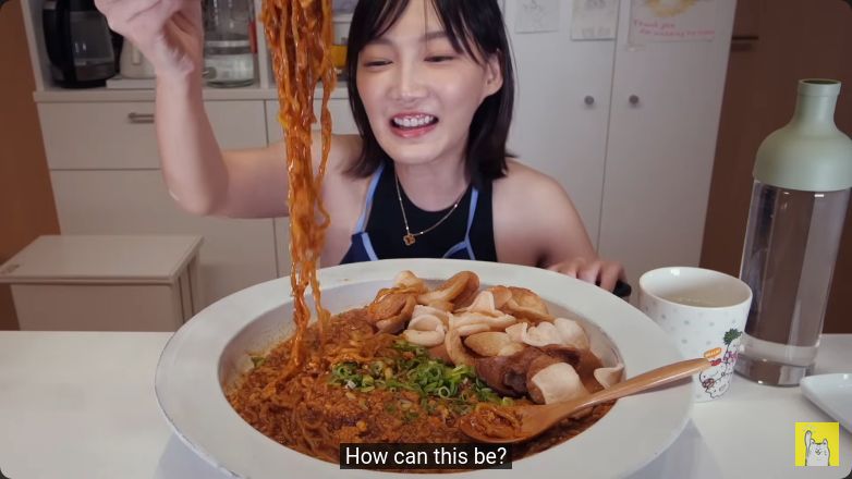 Yuka Kinoshita mukbang Indomie goreng Aceh sebanyak 4 bungkus