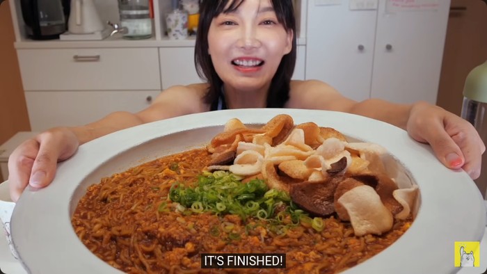 Yuka Kinoshita mukbang Indomie goreng Aceh sebanyak 4 bungkus