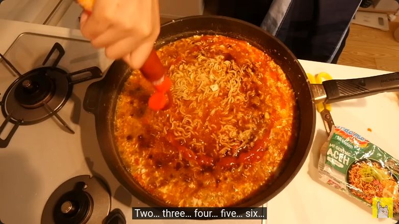 Yuka Kinoshita mukbang Indomie goreng Aceh sebanyak 4 bungkus