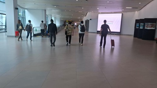 Zarof Rizar (kemeja loreng kuning hitam) tiba di Bandara Halim Perdana Kusuma, Jumat (25/10/2024). (Istimewa)