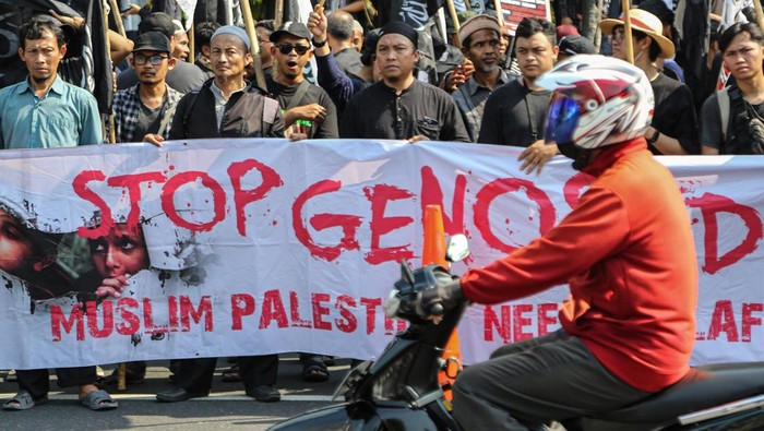 Sejumlah warga membentangkan spanduk saat mengikuti aksi solidaritas bela Palestina di kawasan Jalan Pahlawan Simpang Lima, Semarang, Jawa Tengah, Sabtu (26/10/2024). Aksi solidaritas yang diikuti ratusan peserta dari berbagai elemen masyarakat di kota tersebut untuk menyerukan kemerdekaan negara Palestina dan mengutuk keras genosida yang dilakukan zionis Israel sekaligus meminta kepada Presiden Prabowo Subianto mengirimkan bantuan tentara perdamaian ke wilayah konflik Palestina terutama di jalur Gaza. ANTARA FOTO/Makna Zaezar/nz