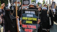 Sejumlah warga membawa poster saat mengikuti aksi solidaritas bela Palestina di kawasan Jalan Pahlawan Simpang Lima, Semarang, Jawa Tengah, Sabtu (26/10/2024).