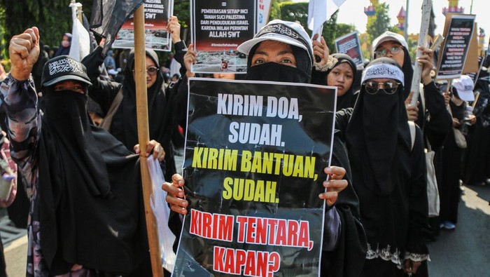 Sejumlah warga membentangkan spanduk saat mengikuti aksi solidaritas bela Palestina di kawasan Jalan Pahlawan Simpang Lima, Semarang, Jawa Tengah, Sabtu (26/10/2024). Aksi solidaritas yang diikuti ratusan peserta dari berbagai elemen masyarakat di kota tersebut untuk menyerukan kemerdekaan negara Palestina dan mengutuk keras genosida yang dilakukan zionis Israel sekaligus meminta kepada Presiden Prabowo Subianto mengirimkan bantuan tentara perdamaian ke wilayah konflik Palestina terutama di jalur Gaza. ANTARA FOTO/Makna Zaezar/nz