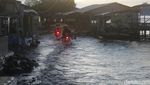 Aktivitas Warga di Desa Mayangan yang Ditelan Laut Jawa