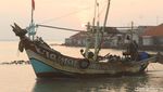 Aktivitas Warga di Desa Mayangan yang Ditelan Laut Jawa