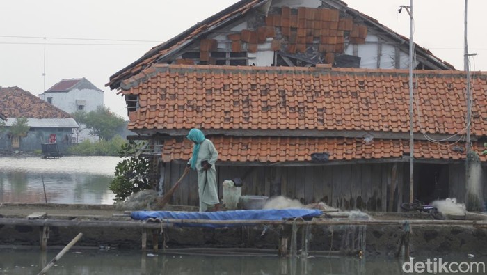 Aktivitas warga Mayangan, Subang di tengah ancaman abrasi dari Laut Jawa Aktivitas warga Mayangan, Subang di tengah ancaman abrasi dari Laut Jawa
