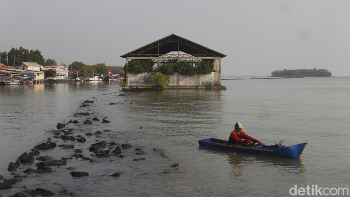 Aktivitas warga Mayangan, Subang di tengah ancaman abrasi dari Laut Jawa Aktivitas warga Mayangan, Subang di tengah ancaman abrasi dari Laut Jawa