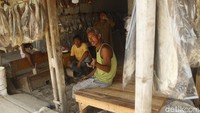 Warga juga mengolah hasil tangkapan laut menjadi ikan asin. Mereka menargetkan penjualan ikan asin kepada wisatawan yang datang ke Pondok Bali.