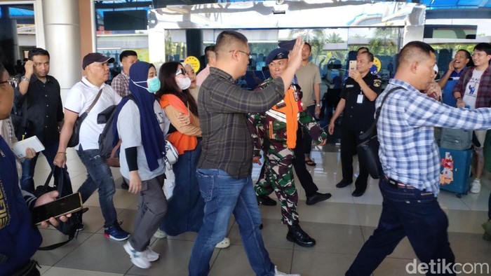 Alnaura (baju oranye) tiba di Palembang setelah ditangkap di Jepang.