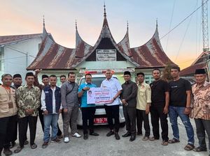 Andre Rosiade Serahkan Ambulans ke Korban Erupsi Gunung Marapi di Agam