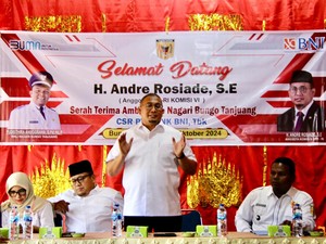 Andre Rosiade Serahkan Ambulans ke Warga Bungo Tanjung Tanah Datar