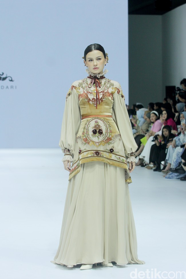 Selain Aurel dan Ameena, ada juga penampilan Kimberly Ryder yang jadi model catwalk memeragakan Chandler Dress bergaya seni barok yang indah dan kompleks, serta sentuhan personal Ayu Dyah Andari yang feminim dan elegan.  Foto: Mohammad Abduh/detikcom.