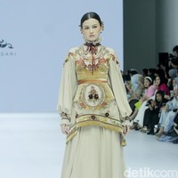 Selain Aurel dan Ameena, ada juga penampilan Kimberly Ryder yang jadi model catwalk memeragakan Chandler Dress bergaya seni barok yang indah dan kompleks, serta sentuhan personal Ayu Dyah Andari yang feminim dan elegan.  Foto: Mohammad Abduh/detikcom.