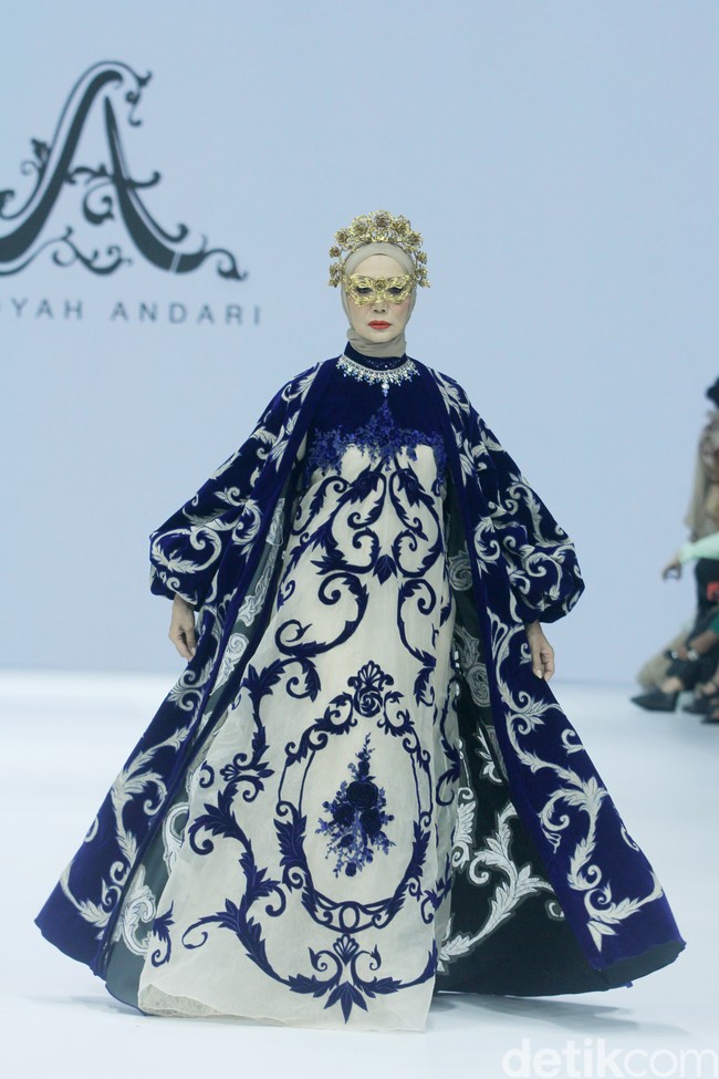 Perancang busana Ayu Dyah Andari juga menggandeng model senior, Okky Asokawati. Penampilan Okky yang tegas langsung memikat perhatian. Ia memakai head piece dari Rinaldy Yunardi. Foto: Mohammad Abduh/detikcom.