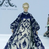 Perancang busana Ayu Dyah Andari juga menggandeng model senior, Okky Asokawati. Penampilan Okky yang tegas langsung memikat perhatian. Ia memakai head piece dari Rinaldy Yunardi. Foto: Mohammad Abduh/detikcom.