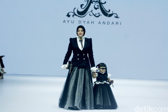 Desainer Ayu Dyah Andari menggandeng Aurel Hermansyah bersama putri sulungnya Ameena Hanna Nur Atta sebagai muse untuk koleksi terbarunya di JFW 2025. Foto: Mohammad Abduh/detikcom.