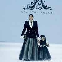 Desainer Ayu Dyah Andari menggandeng Aurel Hermansyah bersama putri sulungnya Ameena Hanna Nur Atta sebagai muse untuk koleksi terbarunya di JFW 2025. Foto: Mohammad Abduh/detikcom.