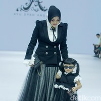 Ketika berjalan di runaway JFW, kehadiran Aurel bersama Ameena mencuri perhatian. Selain Aurel yang tampak semakin langsing, penampilan Ameena juga menggemaskan. Ameena memakai kacamata hitam dan mengenakan baju yang senada dengan Aurel.  Foto: Mohammad Abduh/detikcom.