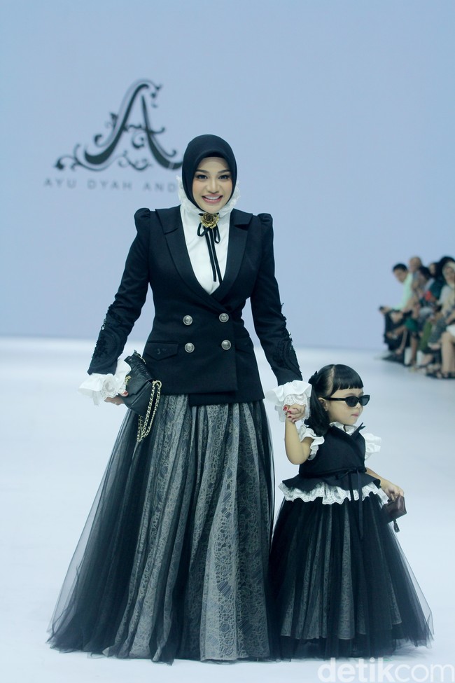Wanita kelahiran 10 Juli 1998 ini membawakan koleksi Ayu Dyah Andari bertajuk Roseraie Éternelle By Ayu Dyah Andari bergaya klasik sekaligus couture kontemporer bernuansa hitam.  Foto: Mohammad Abduh/detikcom.