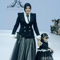 Wanita kelahiran 10 Juli 1998 ini membawakan koleksi Ayu Dyah Andari bertajuk Roseraie Éternelle By Ayu Dyah Andari bergaya klasik sekaligus couture kontemporer bernuansa hitam.  Foto: Mohammad Abduh/detikcom.