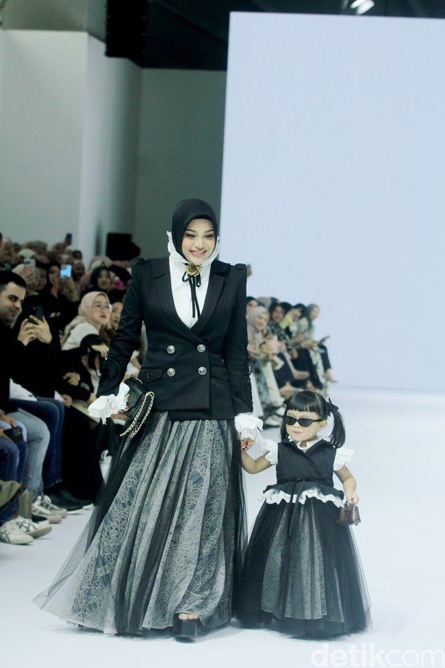 Dalam koleksi Roseraie Éternelle, Ayu Dyah Andari memadukan hiasan bahan renda & organza dengan citra taman mawar abadi, yang disebut Albertine Set.  Foto: Mohammad Abduh/detikcom.