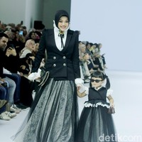 Dalam koleksi Roseraie Éternelle, Ayu Dyah Andari memadukan hiasan bahan renda & organza dengan citra taman mawar abadi, yang disebut Albertine Set.  Foto: Mohammad Abduh/detikcom.