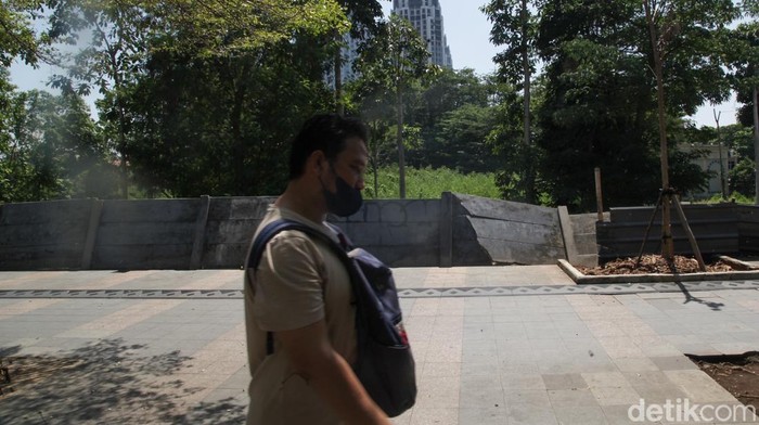Tembok pembatas di trotoar Jalan Sudirman, Jakarta, nyaris ambruk. Dikhawatirkan, sewaktu-waktu membahayakan pejalan kaki yang melintas.