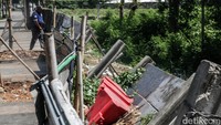 Tembok pembatas yang berada pada Pedestarian dikawasan Sudirman, Jakarta Pusat hampir hambruk dan rubuh sehingga sewaktu-waktu membahayakan pejalan kaki yang melintas.