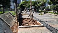 Tembok ini berlokasi dekat Halte Transjakarta Dukuh Atas. Terlihat retakan di sepanjang tembok. 