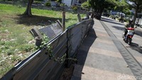 Kondisi tembok juga sudah miring dan ada yang ditutup oleh seng. 