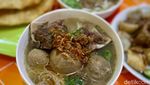 Maknyus! Bakso Wonogiri yang Kuahnya Berbumbu Bawang Putih