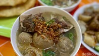 Baksonya disajikan dengan mie dan bihun. Lalu disajikan dengan kuah kaldu yang gurih. Tambahan bumbu bawang putih dan bawang putih goreng memberikan aroma harum yang khas. Foto: detikcom/Riska Fitria