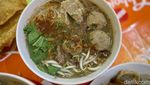 Maknyus! Bakso Wonogiri yang Kuahnya Berbumbu Bawang Putih