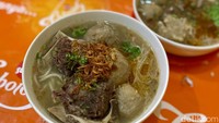 Baksonya berukuran besar, bahkan untuk bakso kecil pun masih ukurannya masih terbilang besar. Teksturnya lembut dengan aroma daging sapi segar yang khas. Foto: detikcom/Riska Fitria
