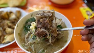 Maknyus! Bakso Wonogiri yang Kuahnya Berbumbu Bawang Putih