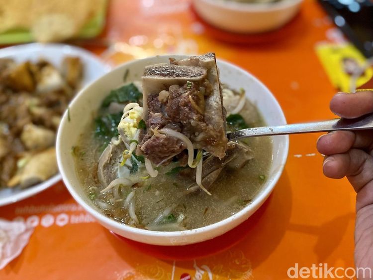 Maknyus! Bakso Wonogiri yang Kuahnya Berbumbu Bawang Putih
