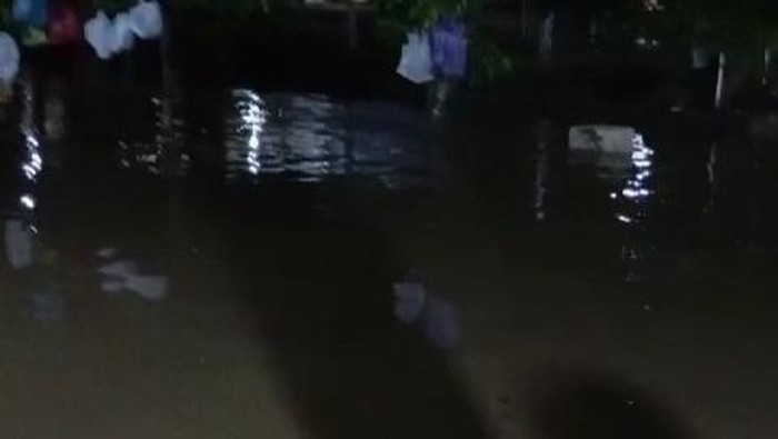 Banjir bandang di Tambakromo Pati, Jumat (25/10/2024). Banjir bandang ini mengakibatkan jalanan hingga sekolah terendam lumpur.