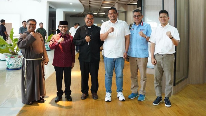 Bobby Nasution bertemu dengan Uskup Agung Medan Kornelius Sipayung (Foto: Dok. Istimewa)