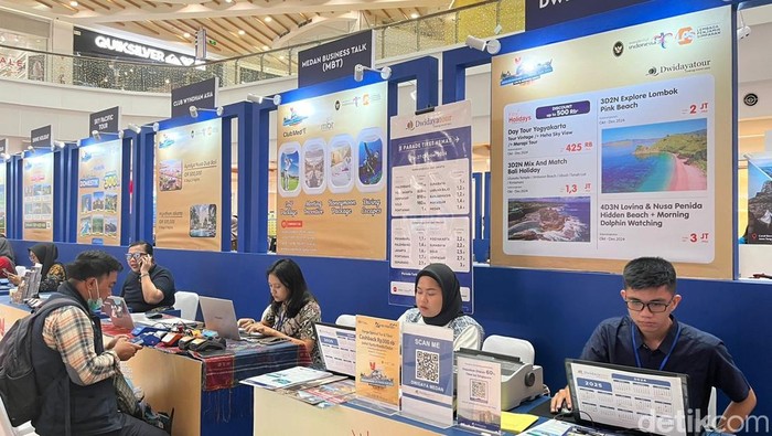 Booth agen perjalanan tawarkan diskon tiket pesawat di Pameran Medan