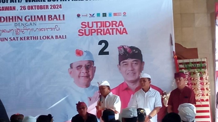 Cagub Bali nomor urut 2, Wayan Koster, berkampanye di Desa Sangsit, Kecamatan Sawan, Buleleng, Sabtu (26/10/2024). (Made Wijaya Kusuma/detikBali)
