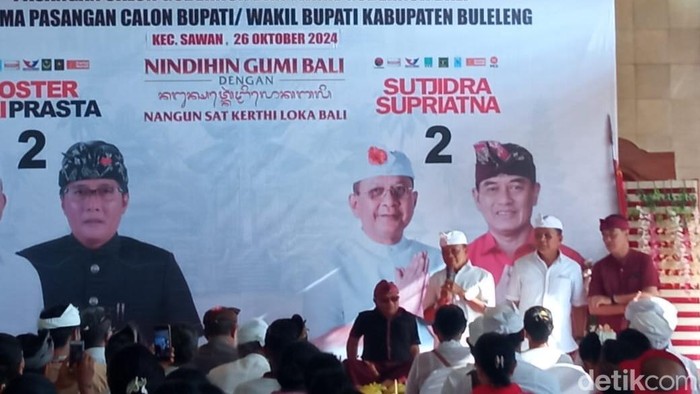 Calon gubernur Bali nomor urut 2 Wayan Koster di Desa Sangsit, Kecamatan Sawan, Buleleng, Bali, Sabtu (26/10/2024).