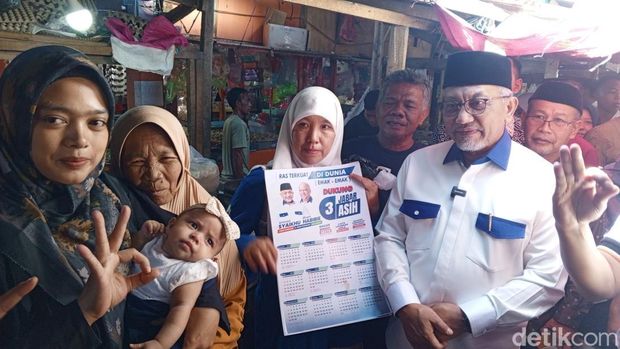 Calon Gubernur nomor urut 3 Ahmad Syaikhu saat mendatangi pasar Parakan Muncang, Sumedang, Sabtu (26/1/2024)