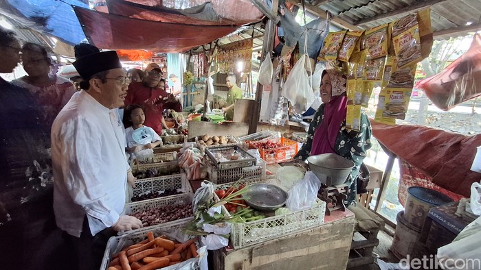 Cawagub Suswono di Pasar Ujung Menteng. (Kurniawan Fadilah/detikcom)