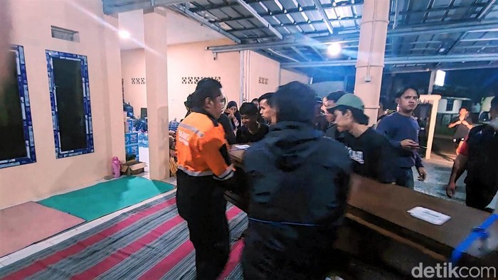 Detik-detik peti jenazah Sri Erni diturunkan dari ambulan