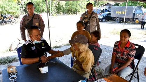 Dokter kepolisian memeriksa kesehatan warga di Desa Bugalima, Flores Timur, NTT, Sabtu (26/11/2024).