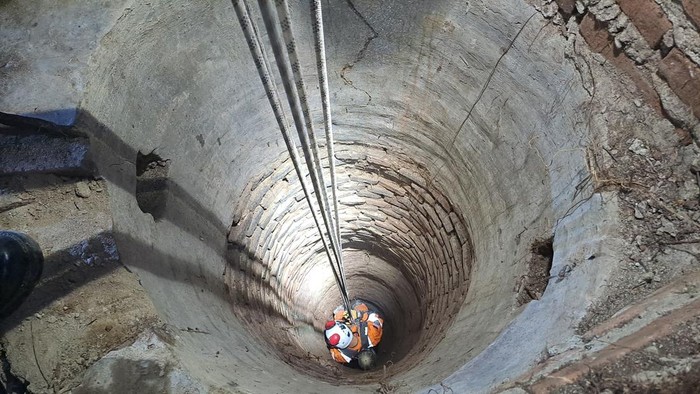 Evakuasi korban tercebur sumur di Cilegon, Banten.